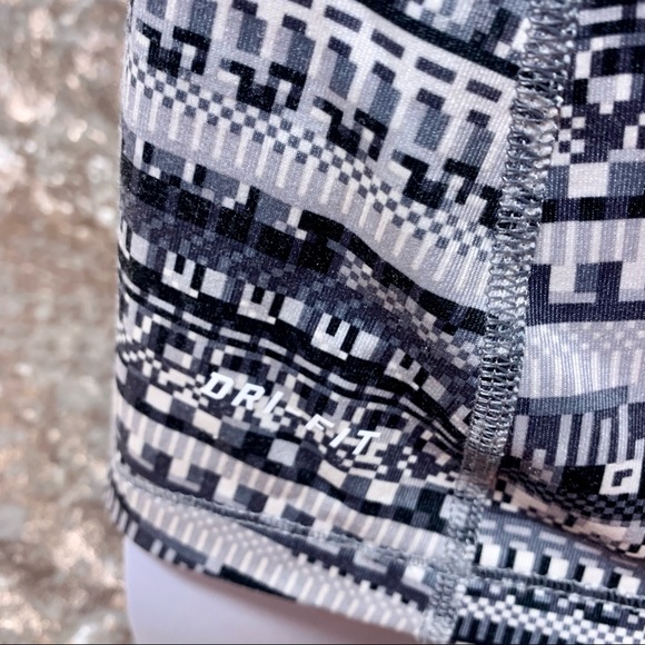 Nike Dri Fit 1/2 Zip Top - Picture 6 of 9